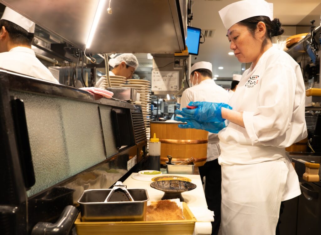 鮨をにぎる福山さん