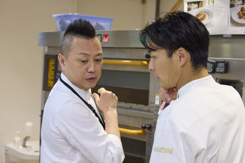 キッチンに貼られた提供イメージをもとに、現場の先輩役のシェフに質問する時間が設けられた